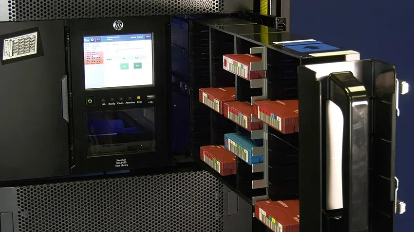 داخل درب ذخیره ساز HPE Storage MSL6480 Tape Library